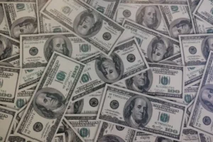  أوراق نقدية فئة 100 دولار أمريكي.