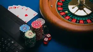 أوراق اللعب وعجلة الروليت ومجموعة الرقائق Playing cards, a roulette wheel, and a chip set
